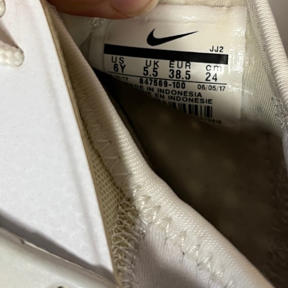 Nike 6Y White on White Huarache Air Shoes, 8W- copy - Picture 2 of 9